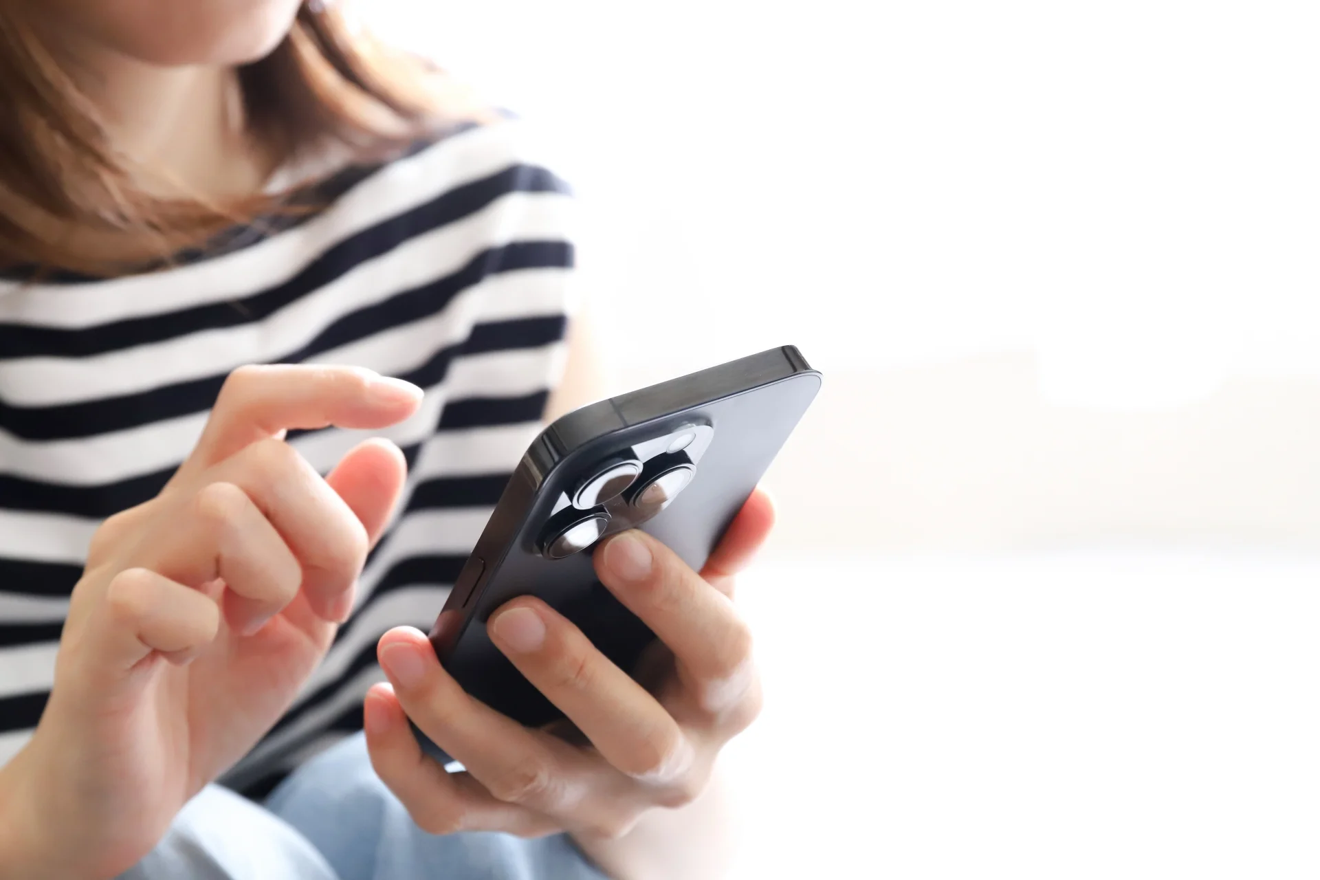 スマートフォンで予約している様子